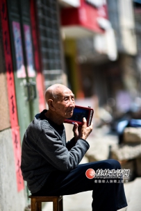 兴安百岁老人老岳眼不花耳不聋 爱抽烟无辣不欢