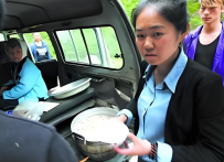 雅安震区最美“送粥妹”