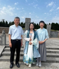 哈尼族美女作家周心一宜兴拜谒岳飞