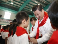 习近平看望民族小学儿童 称精忠报国是一生目标