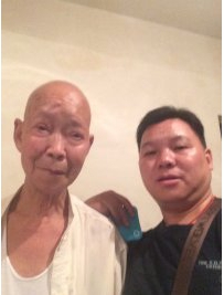 和少清宗亲到洛阳小李村拜见八十多岁岳根柱老人并查看了民国时期家谱